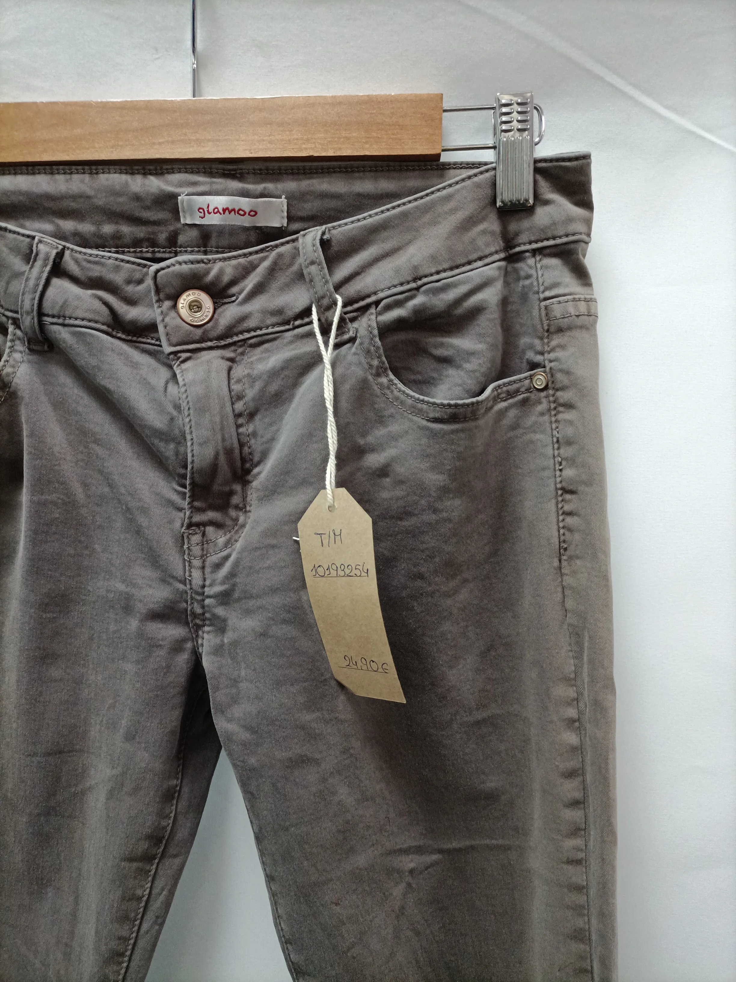 A PIE DE CALLE . Pantalón denim gris topo T.m