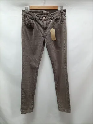 A PIE DE CALLE . Pantalón denim gris topo T.m