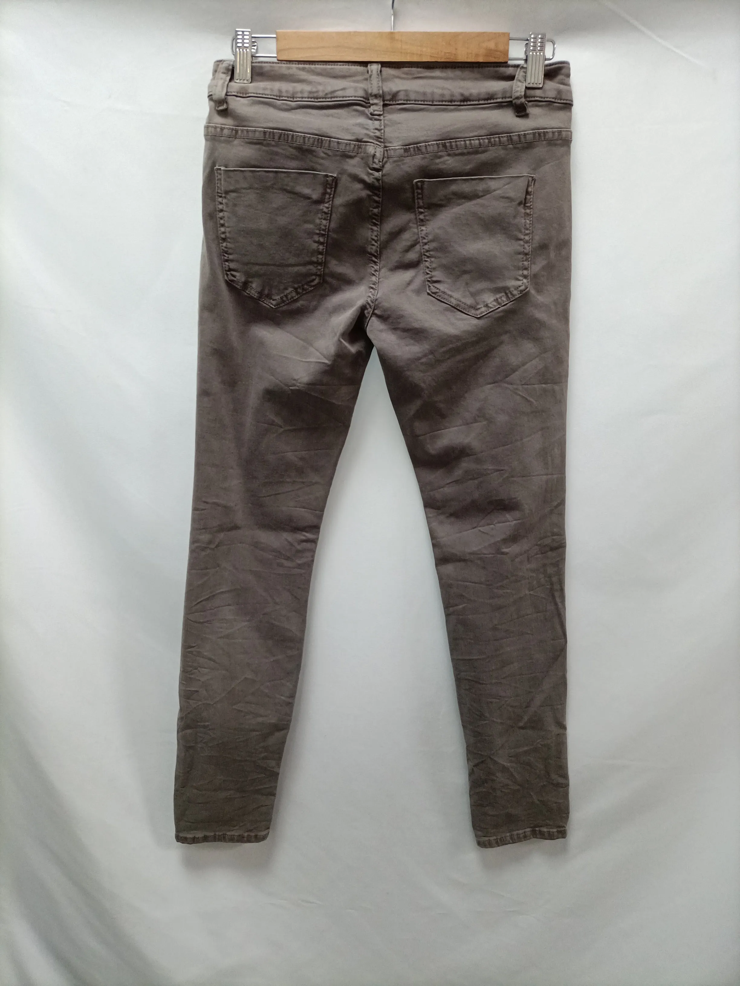 A PIE DE CALLE . Pantalón denim gris topo T.m