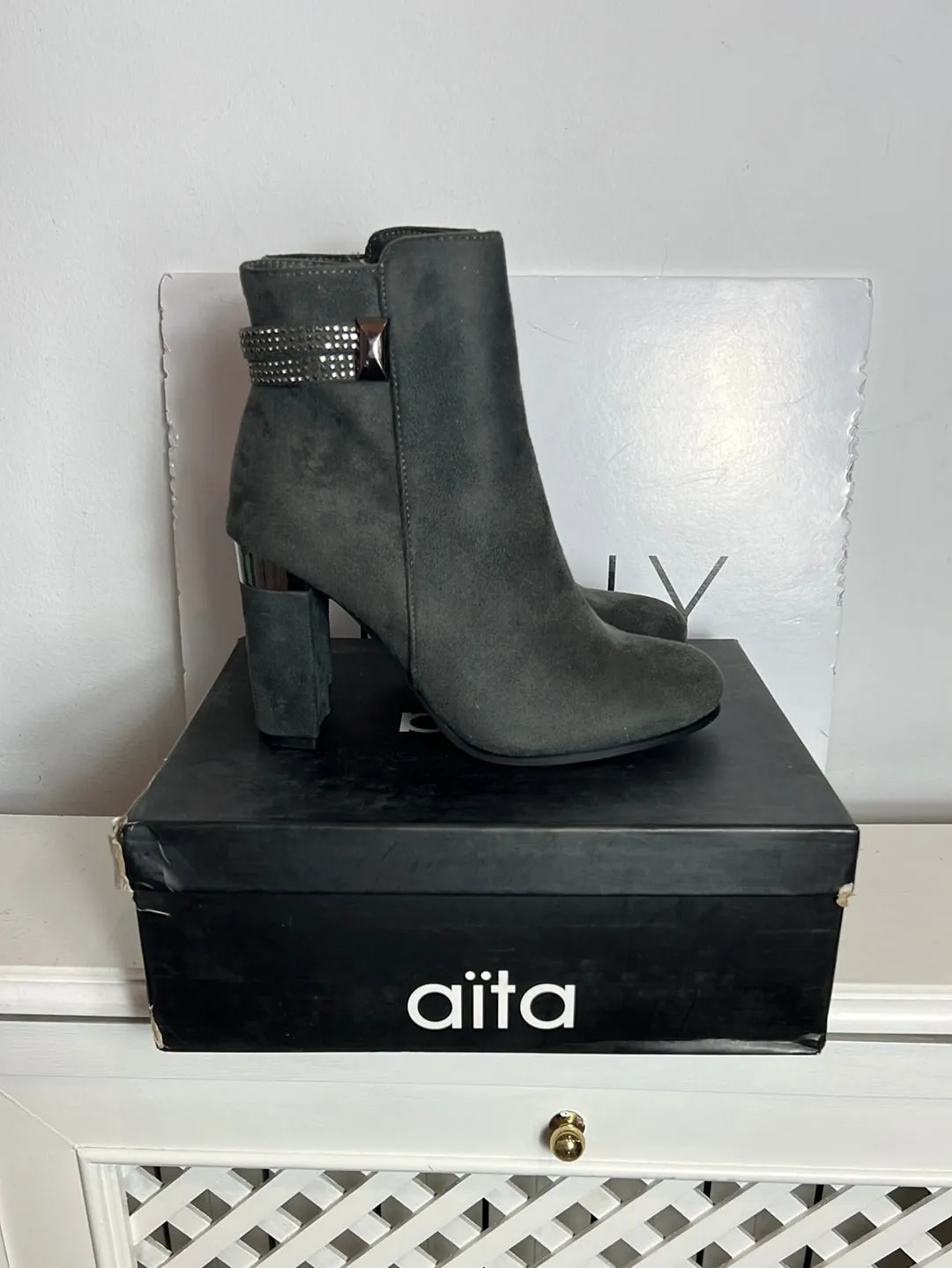 AITA. Botines grises detalles. T 40