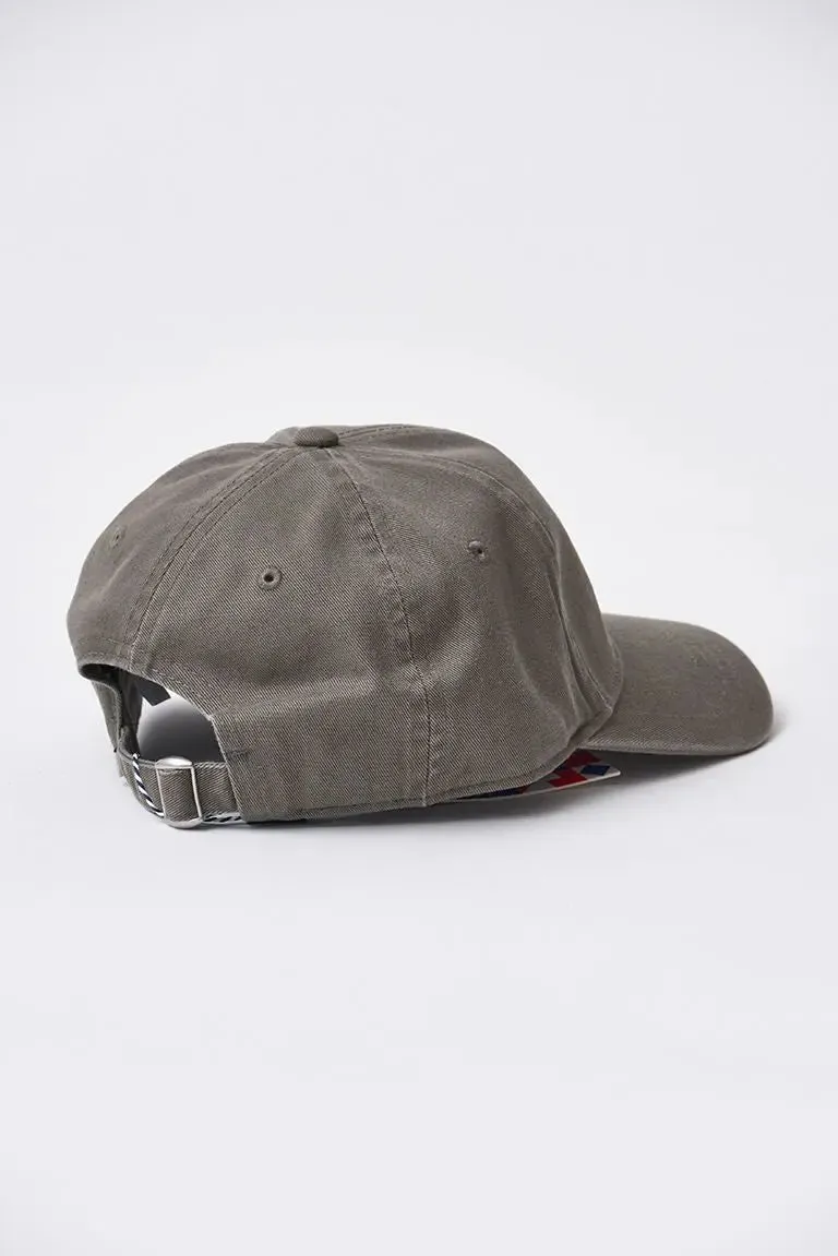 Gorra de algodón con pez bordado