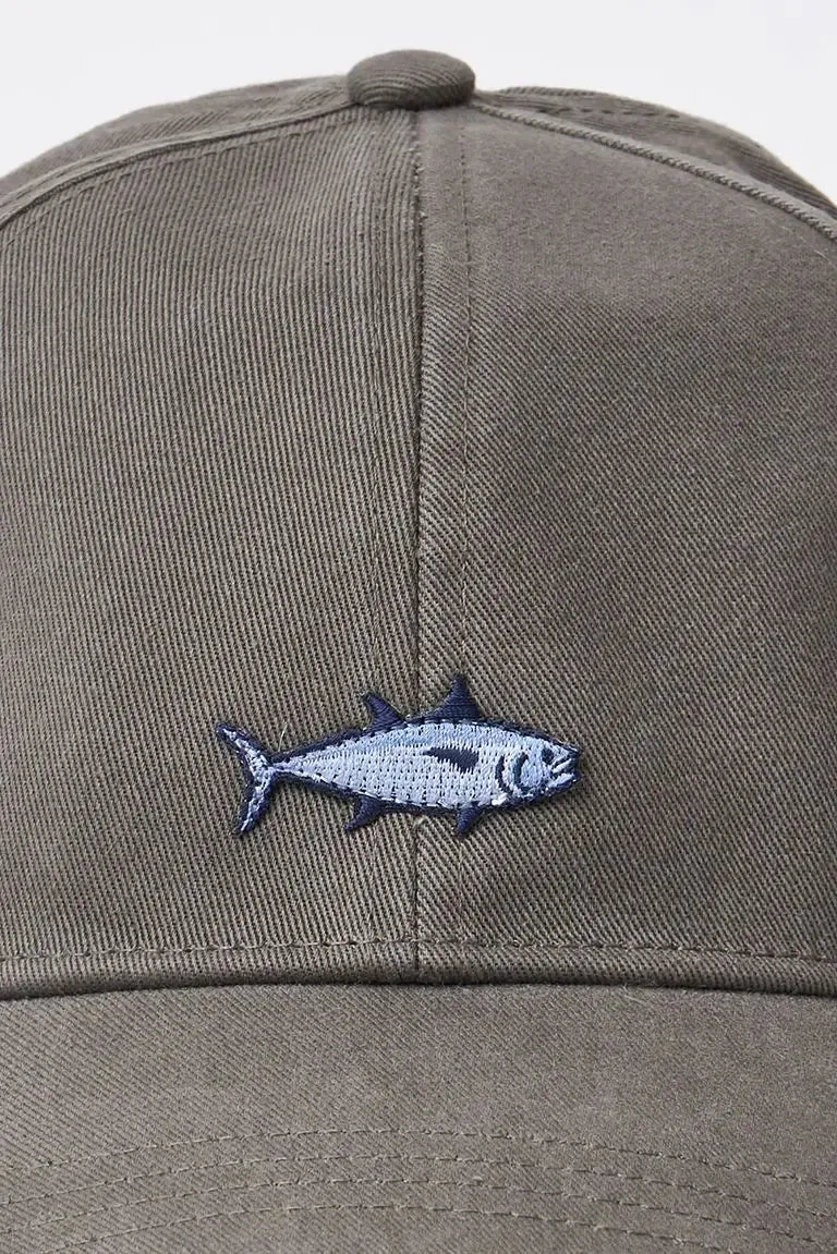 Gorra de algodón con pez bordado