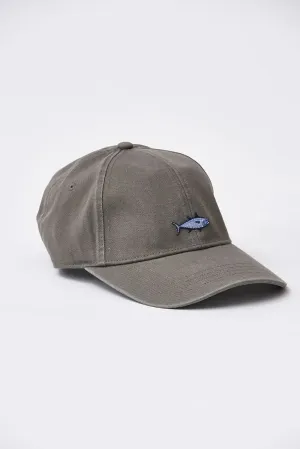 Gorra de algodón con pez bordado