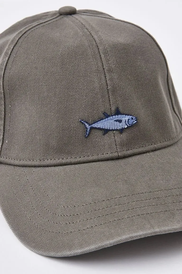 Gorra de algodón con pez bordado