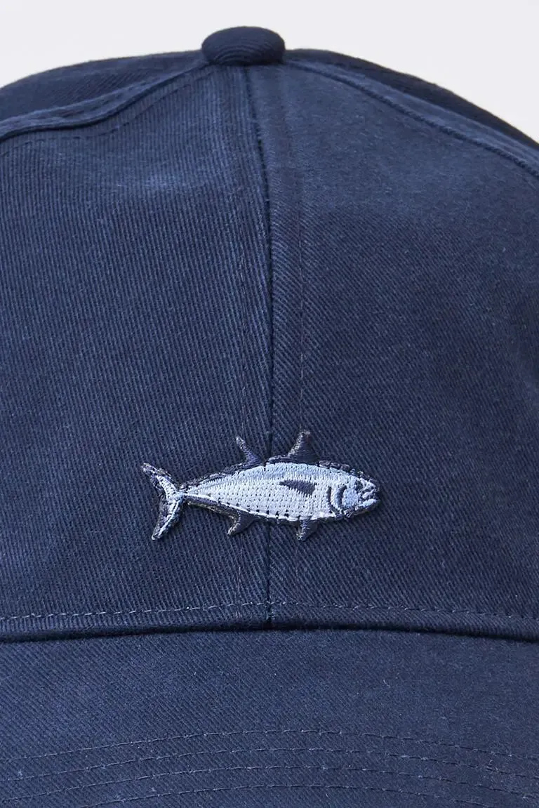 Gorra de algodón con pez bordado