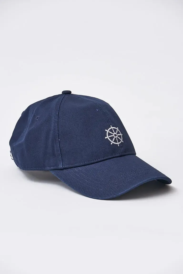 Gorra de algodón con timón bordado
