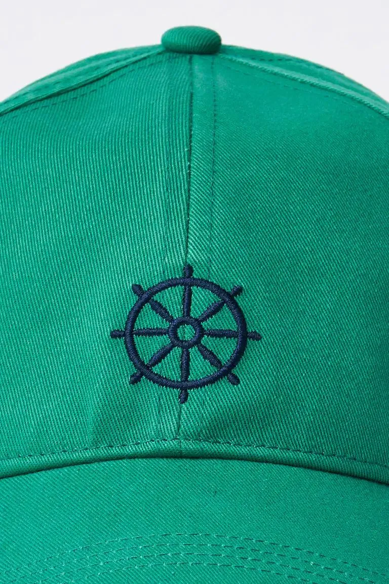 Gorra de algodón con timón bordado