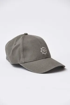 Gorra de algodón con timón bordado