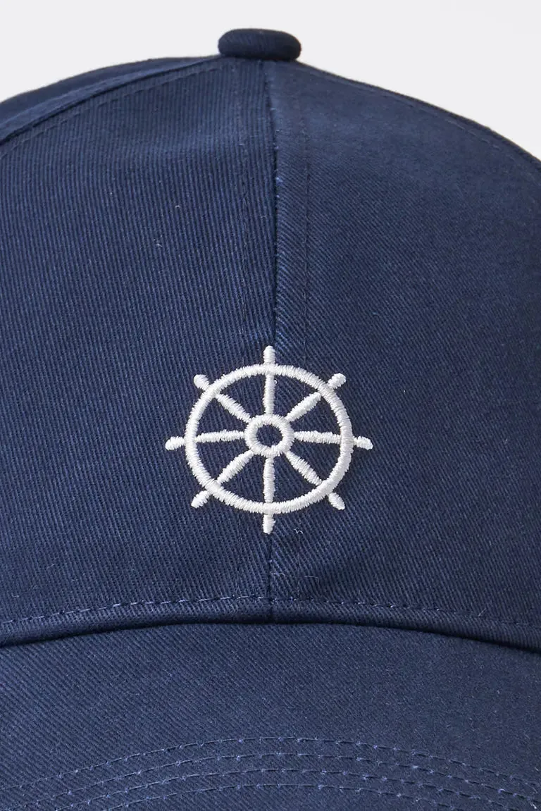 Gorra de algodón con timón bordado