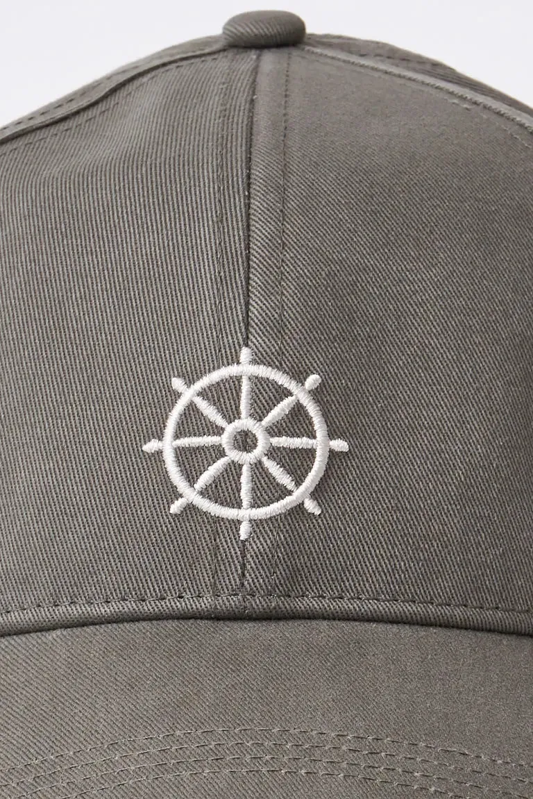 Gorra de algodón con timón bordado