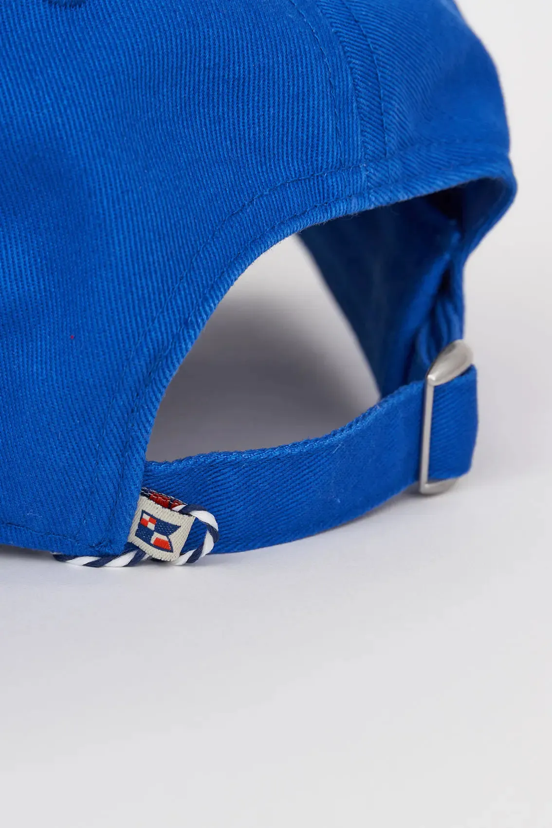 Gorra de algodón con timón bordado
