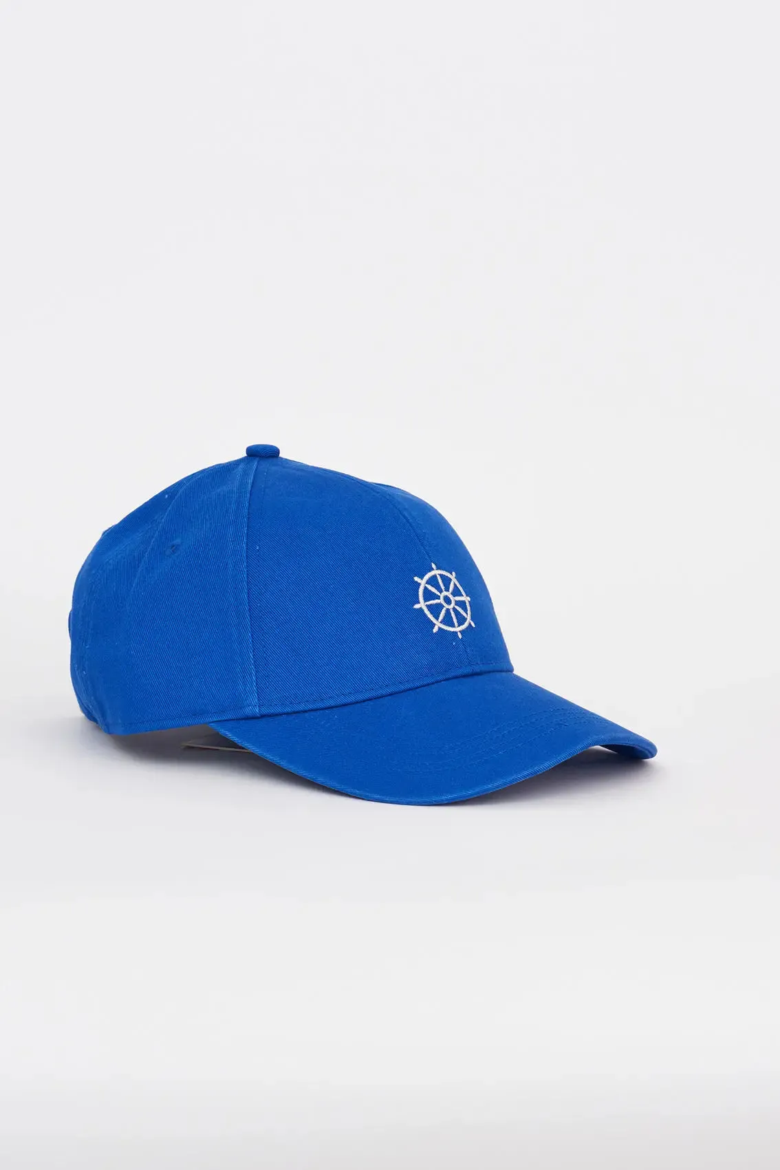 Gorra de algodón con timón bordado
