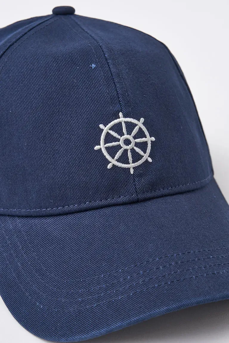 Gorra de algodón con timón bordado