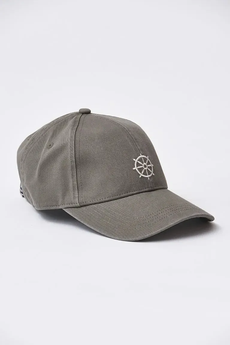 Gorra de algodón con timón bordado