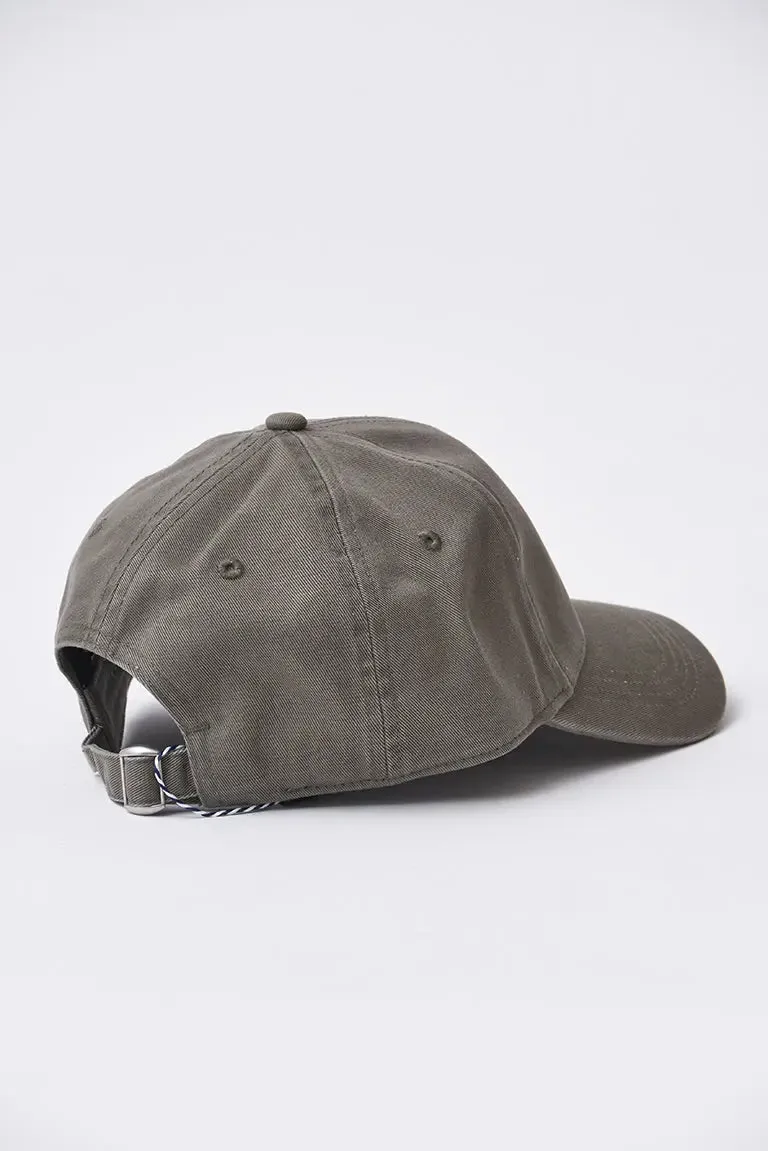Gorra de algodón con timón bordado