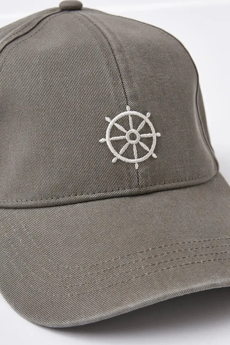 Gorra de algodón con timón bordado