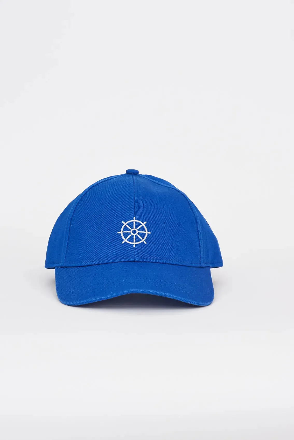 Gorra de algodón con timón bordado