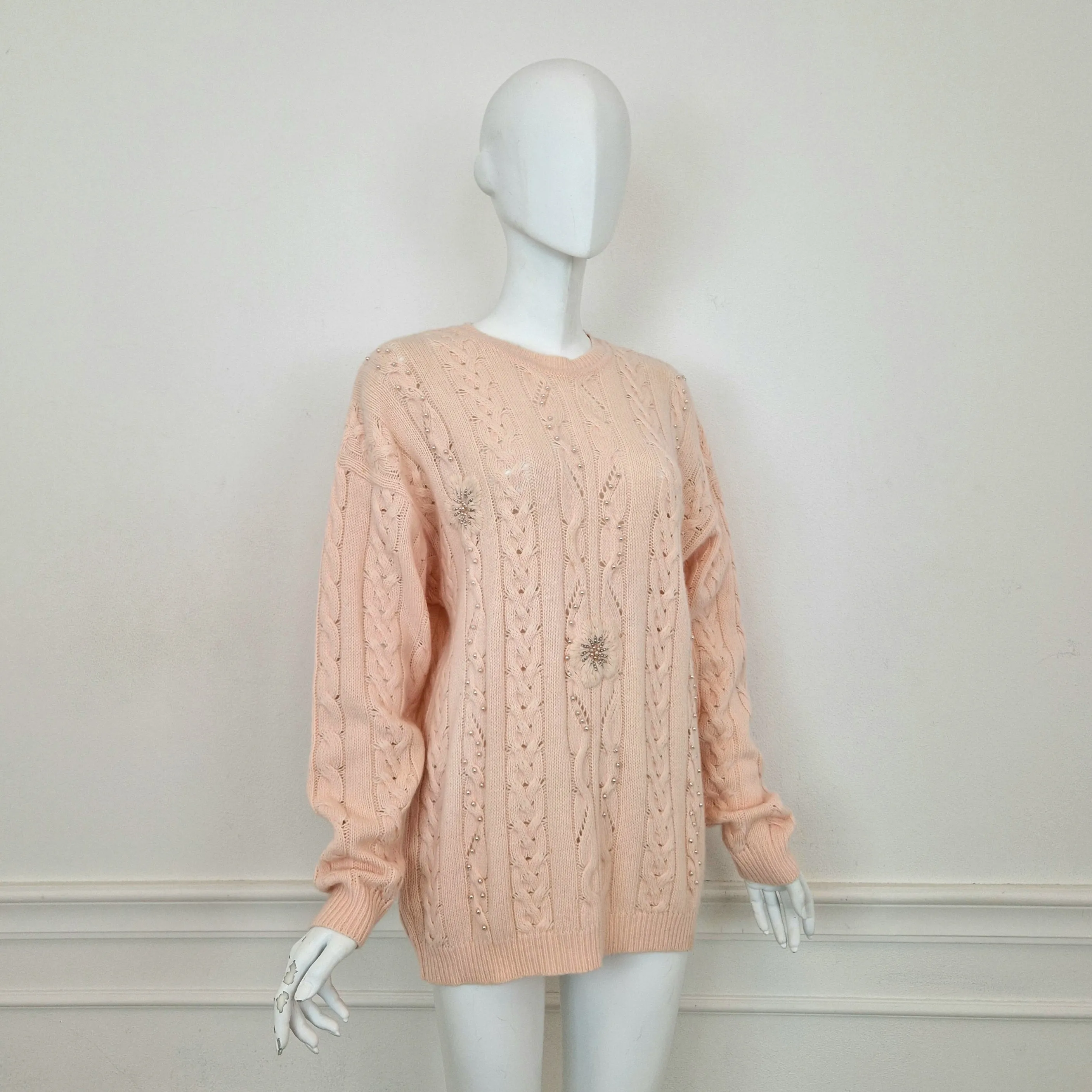 Maglione vintage rosa con ricamo e perle