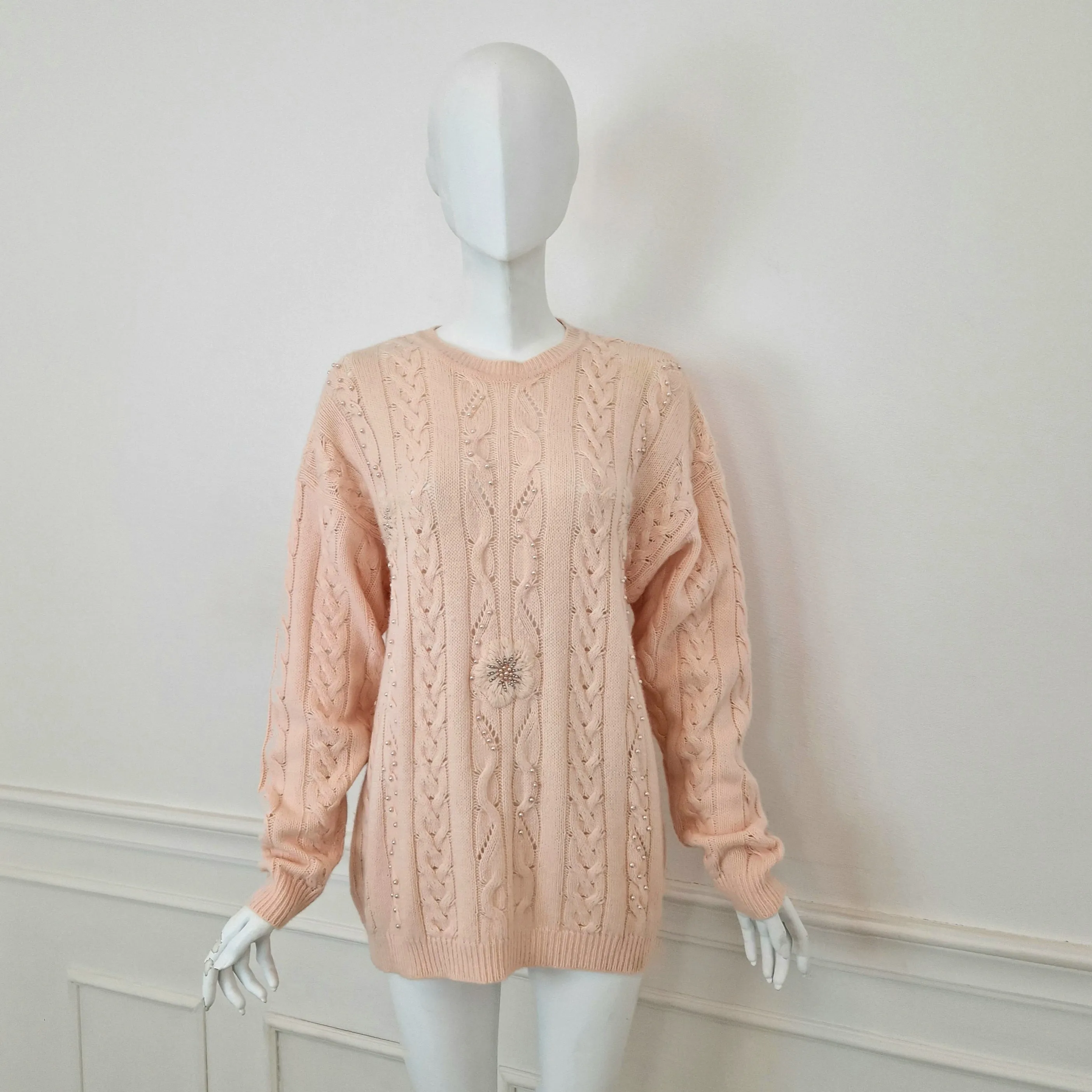 Maglione vintage rosa con ricamo e perle