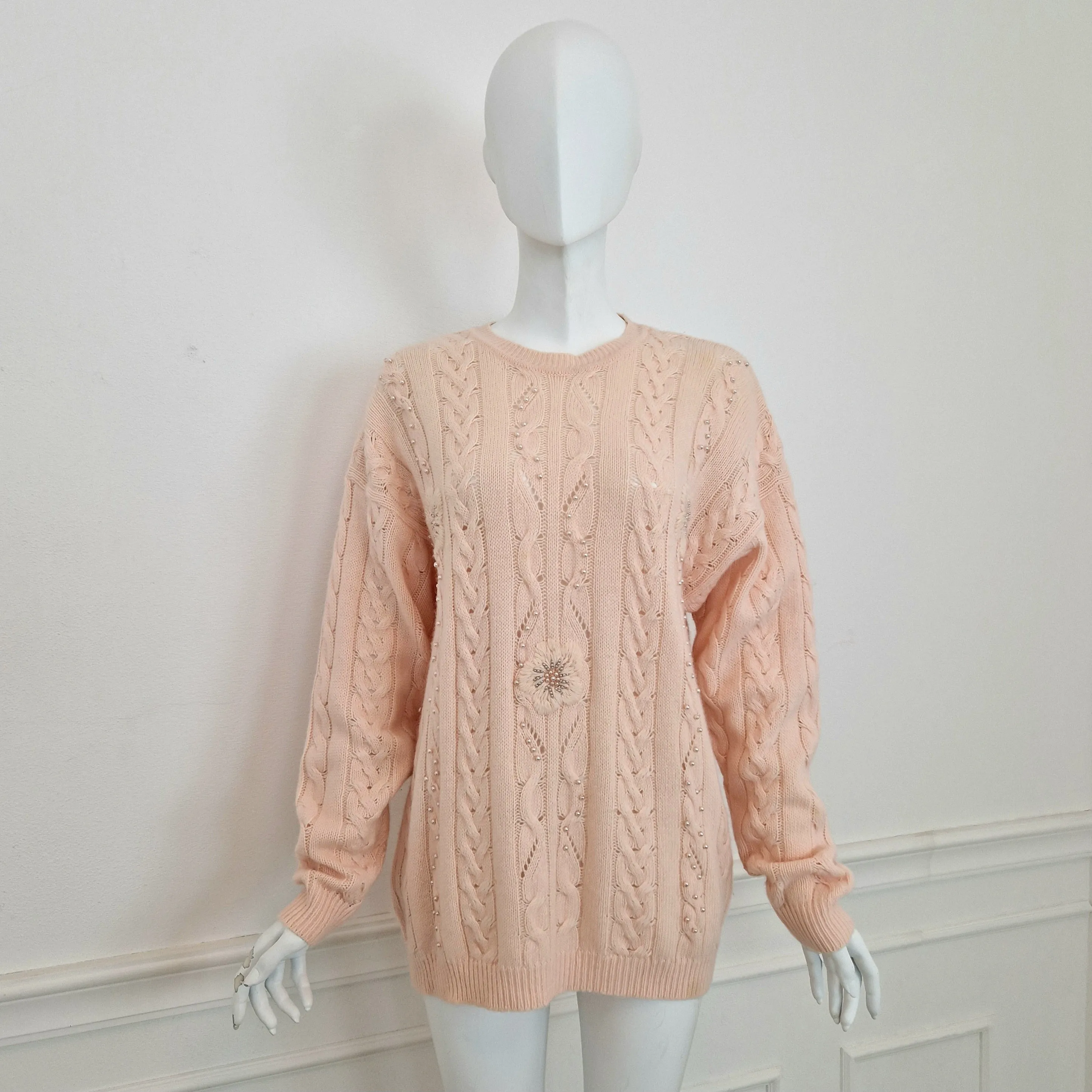 Maglione vintage rosa con ricamo e perle