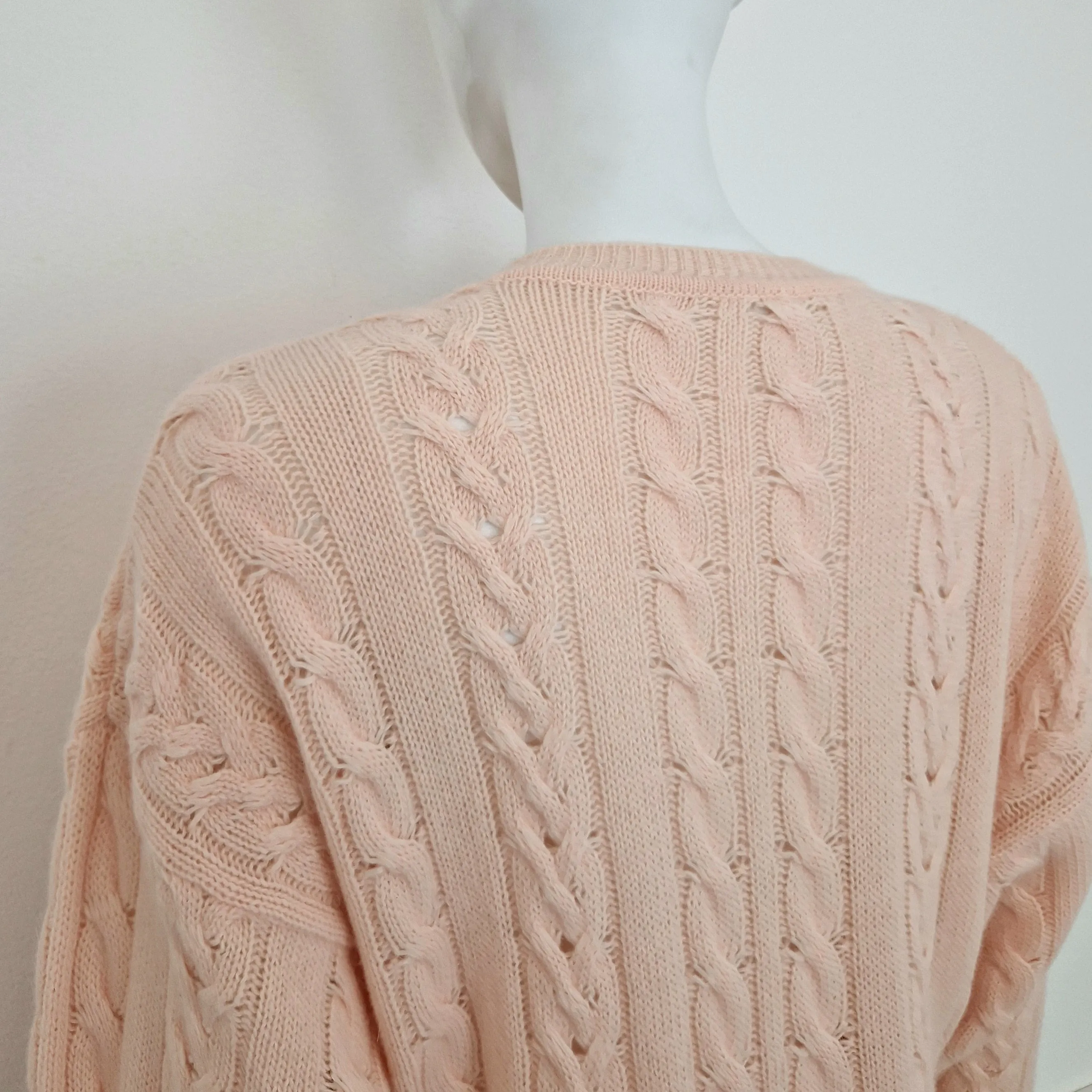 Maglione vintage rosa con ricamo e perle